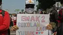 Sejumlah orang tua murid membawa poster dalam demonstrasi di depan Kementerian Pendidikan dan Kebudayaan, Jakarta, Senin (29/6/2020). Mereka memprotes sistem Penerimaan Peserta Didik Baru (PPDB) DKI Jakarta yang seleksi penerimaannya berdasarkan usia. (Liputan6.com/Herman Zakharia)