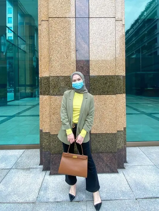 Memadukan kuning dengan hijau army ternyata sangat cocok untukmu si cewek kue, seperti yang dikenakan Melody. [Instagram/melodylaksani92]