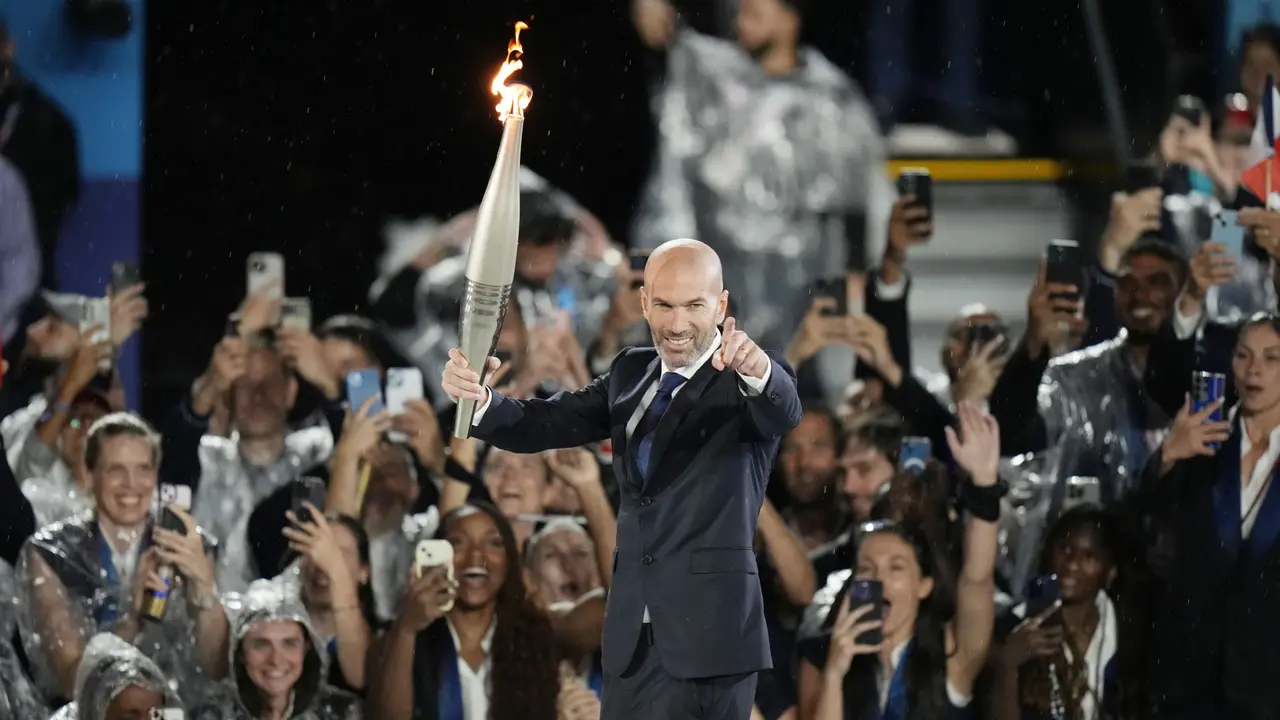 Foto: Momen Zinedine Zidane Serahkan Obor Kepada Rafael Nadal di Acara Pembukaan Olimpiade 2024