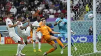 Pemain Belanda, Frankie de Jong mencetak gol kedua timnya ke gawang Qatar saat matchday ketiga Grup A Piala Dunia 2022 yang berlangsung di Stadion Al Bayt, Selasa (29/11/2022). (AP/Darko Bandic)