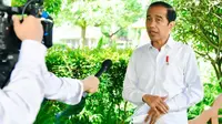 Presiden Joko Widodo (Jokowi) menekankan pemerintah pusat akan memperkuat pengujian, pelacakan hingga perawatan pasien COVID-19 saat diwawancara di Istana Merdeka, Jakarta, Kamis, 4 Februari 2021. (Biro Pers Sekretariat Presiden/Laily Rachev)