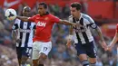 Gelandang Manchester United Nani mencoba menembus pertahanan West Bromwich Albion yang dikawal oleh Liam Ridgewell (kanan) pada pertandingan sepak bola Liga Inggris antara Manchester United vs West Bromwich Albion di Old Trafford, Manchester. (28/09/13). 