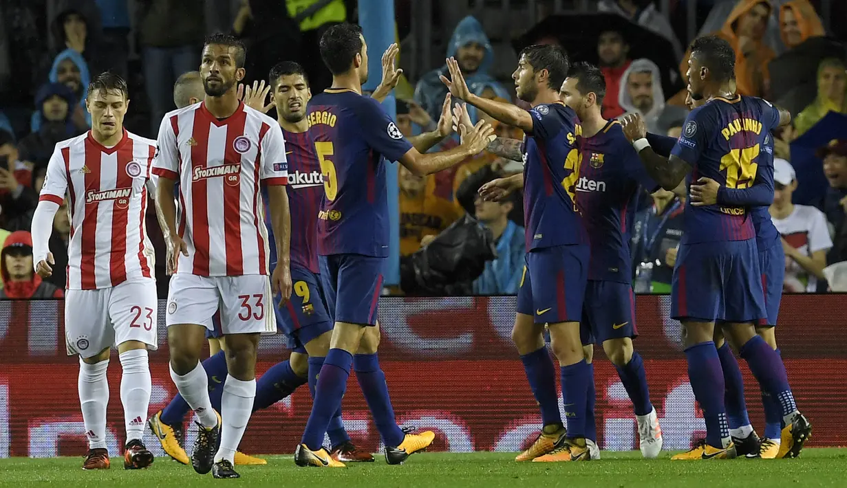 Para pemain Barcelona merayakan kemenangan atas Olympiakos pada laga Liga Champions di Stadion Camp Nou, Kamis (19/10/2017). Barcelona menang 3-1 atas Olympiakos. (AFP/Lluis Gene)