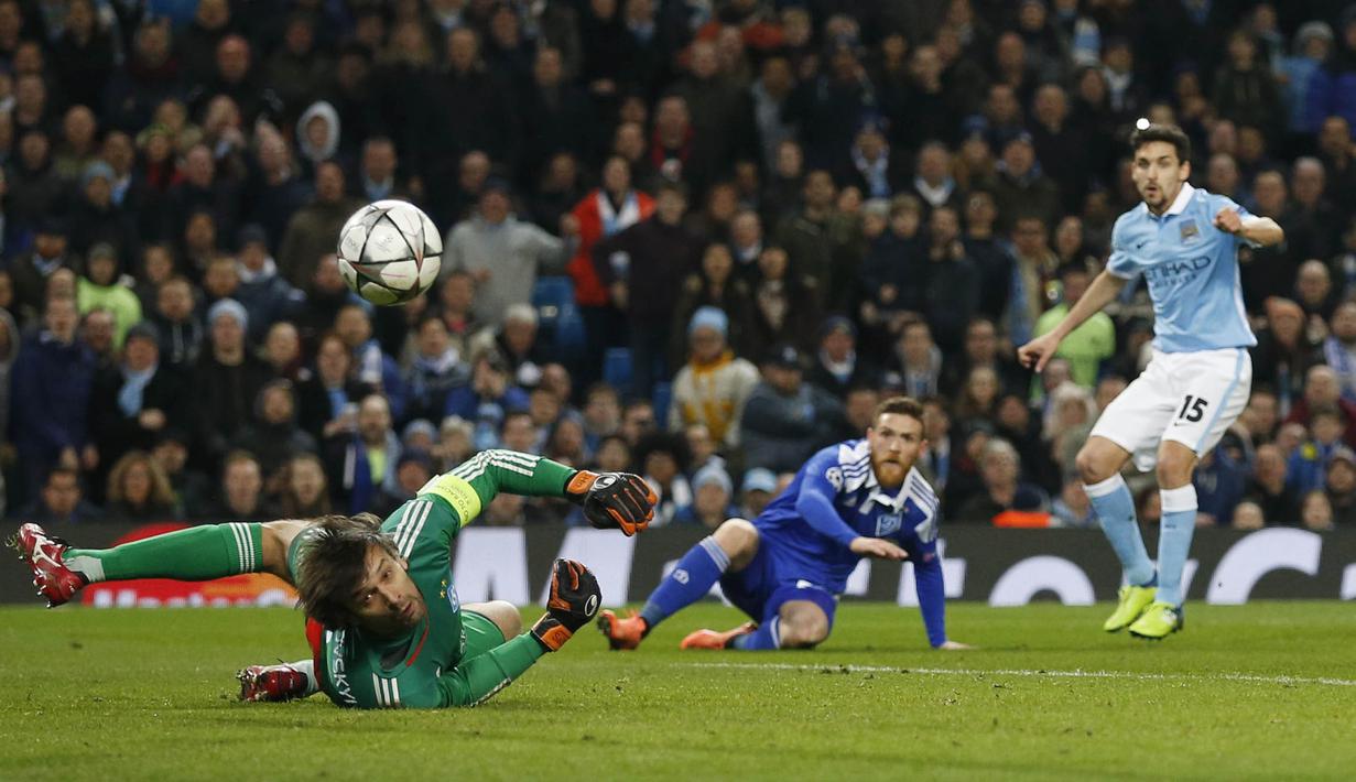 Pemain Manchester City, Jesus Navas (kanan), melakukan tembakan ke arah gawang Dynamo Kiev pada leg kedua babak 16 besar Liga Champions di Stadion Etihad, Manchester, Rabu (16/3/2016) dini hari WIB. (Reuters/Phil Noble)
