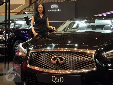 Seorang model bergaya di sisi kendaraan sedan Infinity Q50 yang dipamerkan di Jakarta Auto Show 2015, Rabu (28/10/2015). Infinity Q50 dibanderol dengan harga sekitar 890 juta rupiah. (Liputan6.com/Helmi Fithriansyah)