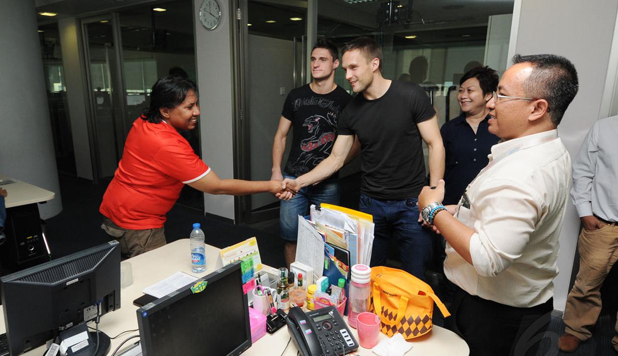 Dua pemain asing Persija Jakarta, Martin Vunk dan Yevgeni Kabayev menyempatkan berkenalan dengan beberapa awak redaksi Liputan6.com, Jakarta (10/12/2014). (Liputan6.com/Helmi Fithriansyah) 