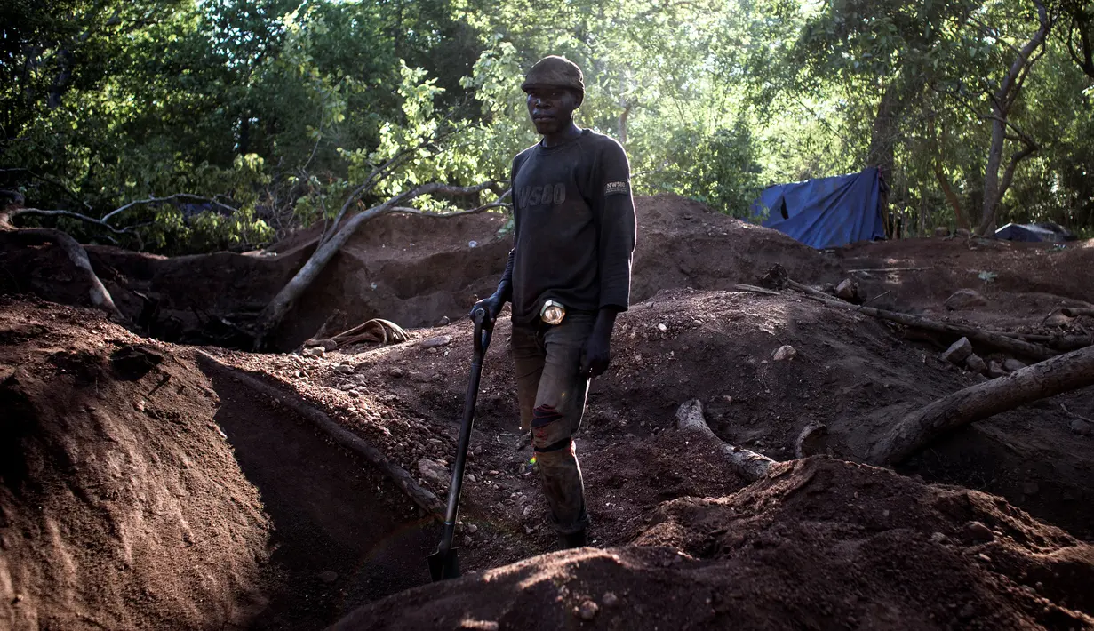 Seorang penambang liar berdiri di penambangan batu ruby Gemfields di Montepuez, Mozambik (14/2). (AFP/John Wessels)