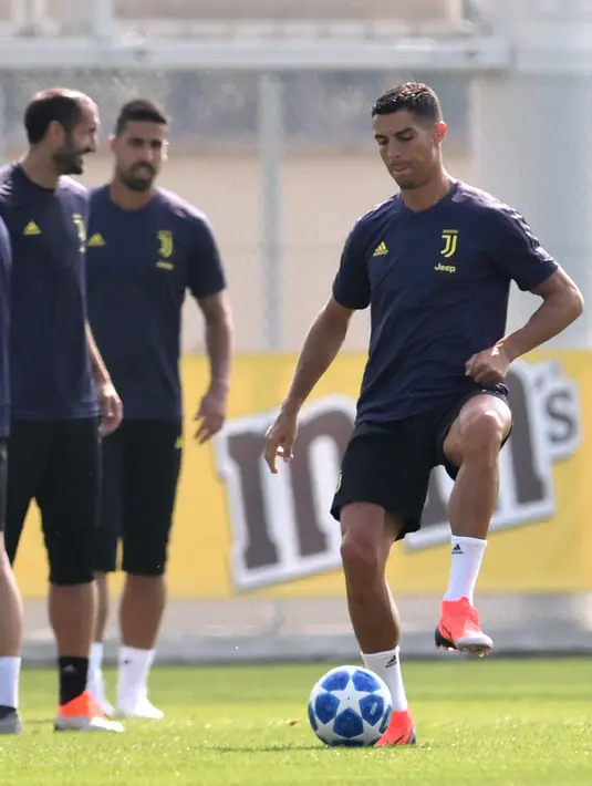 Penyerang Juventus Cristiano Ronaldo mengontrol boal selama sesi latihan di Turin, Italia (18/9). Juventus akanb bertanding melawan wakil Spanyol, Valencia pada grup H Liga Champions di Estadio Mestalla. (AFP Photo/Marco Bertorello)