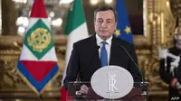 Mantan kepala Bank Sentral Eropa Mario Draghi memberikan konferensi pers setelah pertemuan dengan presiden Italia Sergio Mattarella, di istana Quirinal di Roma, Italia. (AFP)