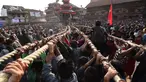 Umat Hindu Nepal menarik kereta kayu dewa Bhairava yang melewati kerumunan saat festival Bisket Jatra di Bhaktapur, Nepal (10/4). Festival ini diadakan untuk menandai Tahun Baru Nepal. (AFP Photo/Prakash Mathema)