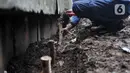 Pekerja Sudin Sumber Daya Air Jakpus menyelesaikan penutupan lubang rembesan di Tanggul Kanal Banjir Barat, Latuharhari, Minggu (5/1/2020). Penutupan untuk mengantisipasi tanggul jebol setelah diketahui terdapat rembesan di sejumlah titik akibat debit air KBB meningkat. (merdeka.com/Iqbal Nugroho)