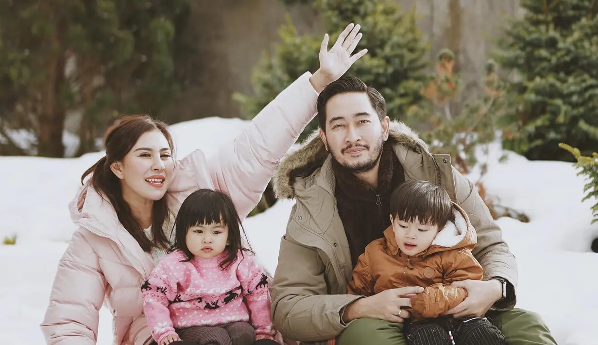 <p>Berlibur saat musim dingin, Syahnaz dan Ritchie mengenakan jaket trendi untuk melindungi dari dingin dan bergaya (Foto: Instagram @ritchieismail)</p>