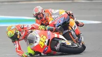 Valentino Rossi dan Casey Stoner terjatuh saat balapan di MotoGP Spanyol yang berlangsung di Sirkuit Jerez pada 2011. (Motorcyclenews)