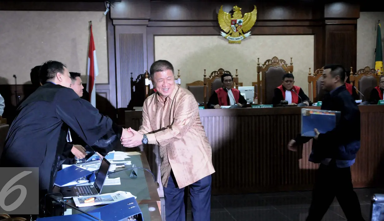 Bos Agung Sedayu Group, Sugianto Kusuma alias Aguan bersalaman usai bersaksi di Pengadilan Tipikor, Jakarta, Rabu (7/9). Aguan bersaksi untuk Mohamad Sanusi terkait kasus Raperda Reklamasi Pantai Utara Jakarta. (Liputan6.com/Helmi Afandi)