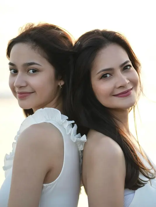 Jejak gemilang sang ibu, Cut Tari, di ajang GADIS Sampul kini diteruskan oleh Sydney Azkassya Jusuf. Setelah bersaing dengan ratusan kontestan, Sydney berhasil dinobatkan sebagai pemenang GADIS Sampul 2024. [@cuttaryofficial].