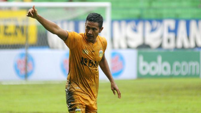 Jajang Mulyana mencetak gol bagi Bhayangkara FC pada penyisihan Grup E Piala Presiden 2018 (20/1/2018). (Bola.com/Iwan Setiawan)