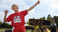 Hidekichi Miyazaki, 105 tahun, bergaya seperti Usain Bolt setelah berlomba di nomor lari 100m Kyoto Masters Autumn Competiton di Kyoto, Jepang, Rabu (23/9/2015). (AFP Photo/Toru Yamanaka)