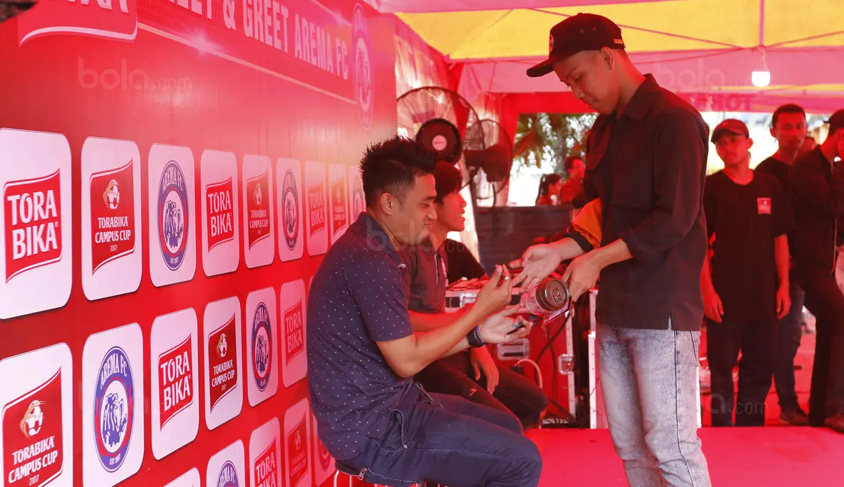 Pemain Arema FC, Ahmad Bustomi dan Benny Wahyudi, saat Meet and Greet bersama Torabika di Stadion Cakrawala, Malang, Kamis (23/11/2017). Selain menjumpai fans, mereka juga berbagi cerita pengalaman di dunia sepak bola. (Bola.com/M Iqbal Ichsan)