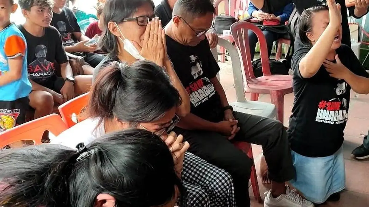 Suasana di rumah keluarga Richard Eliezer saat mengikuti jalannya sidang putusan kasus pembunuhan Brigadir J.
