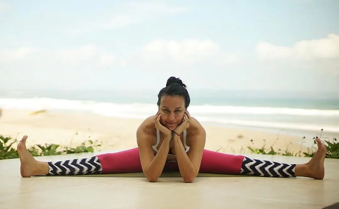 Sophia Latjuba latihan yoga [foto: instagram/sophia_latjuba88]
