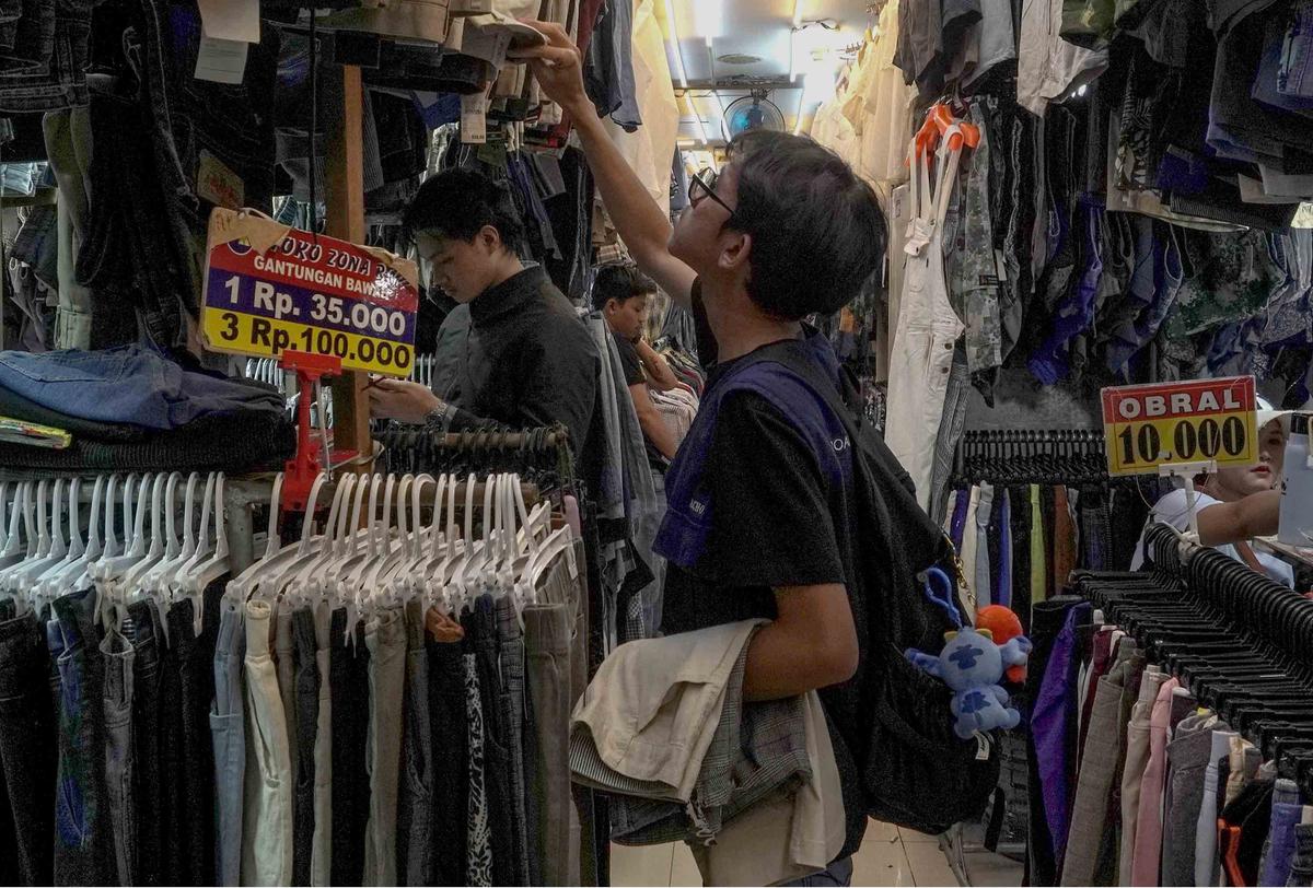 FOTO: Larangan Impor Pakaian Bekas Ilegal,  Pemerintah Dorong Pedagang Thrifting Beralih ke Produk Lokal