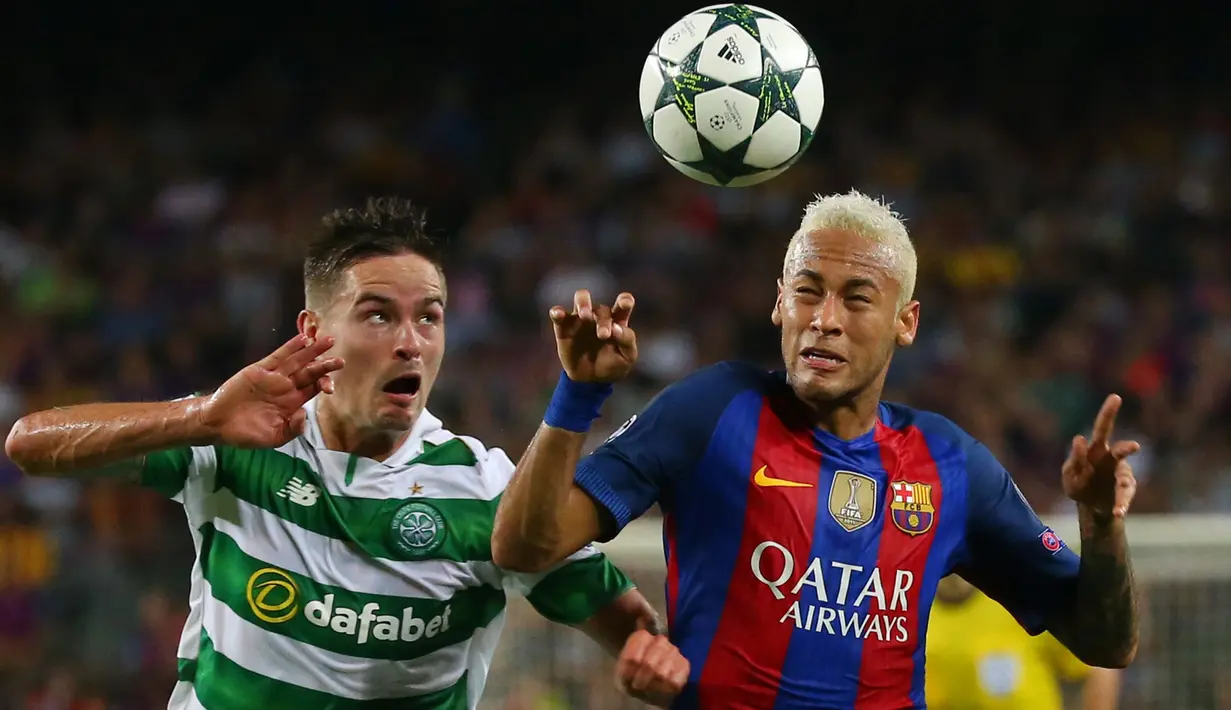 Penyerang Barcelona, Neymar (kanan) berebut bola dengan bek Celtic, Mikael Lustig pada Liga Chmapions Grup C di Stadion Camp Nou, Spanyol (14/9). Barcelona menang atas Celtic dengan skor 7-0. (REUTERS/Paul Hanna)