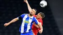 Penyerang Hertha Berlin, Vedad Ibisevic, berebut bola atas dengan gelandang Union Berlin, Grischa Proemel, pada laga lanjutan Bundesliga di Stadion Olimpiade, Berlin, Sabtu (23/5/2020) dini hari WIB. Hertha Berlin menang 4-0 atas Union Berlin. (AFP/Stuart Franklin/Pool)
