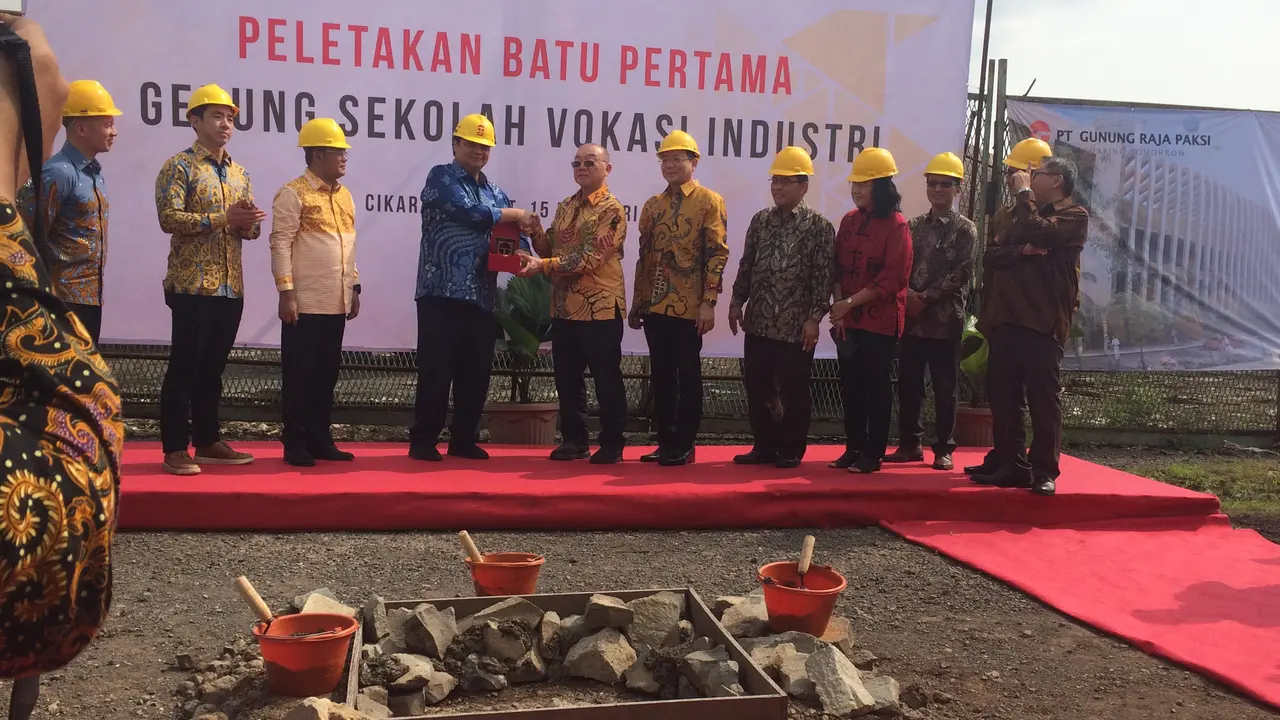 Prosesi peletakan batu pertama gedung sekolah vokasi industri di Cikarang, Jawa Barat. Liputan6.com/Athika Rahma
