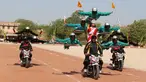 Para calon polisi India saat tampil beratraksi ekstrem di atas sepeda motor selama mengikuti parade di Pusat Pelatihan Polisi Rajasthan di Jodhpur, India, Jumat (24/4/2015).(AFP FOTO)