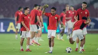 Latihan resmi Timnas Indonesia jelang pertandingan melawan China di SUGBK, Jakarta, Rabu (4-6-2025). (Bola.com/Bagaskara Lazuardi)