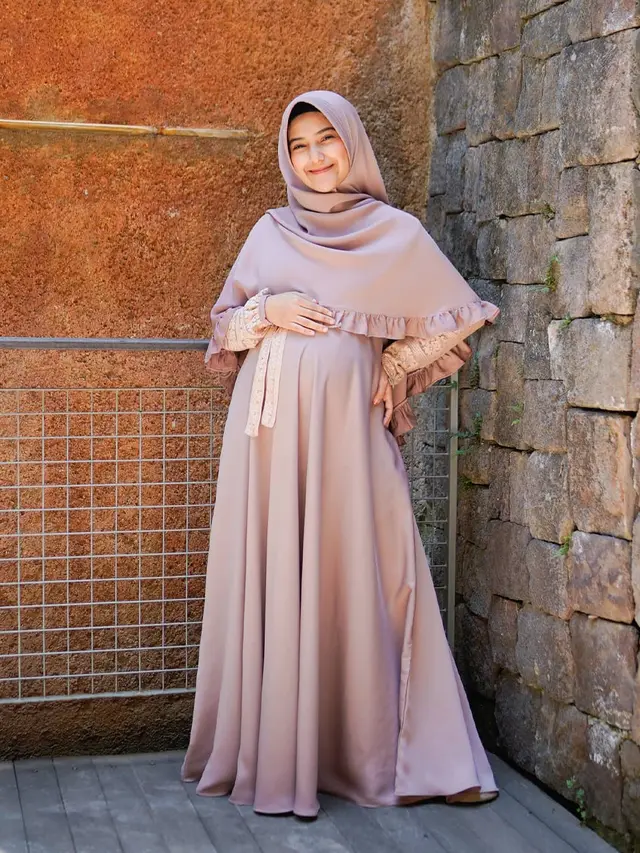 6 Potret Terbaru Nadya Mustika Pakai Gamis, Baby Bumpnya Kian Terlihat