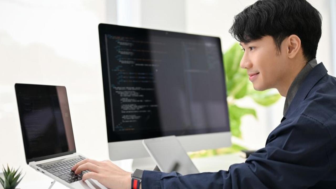 1. Atur Jarak Layar yang Ideal dan Posisikan Tubuh dengan Benar
