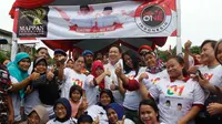 Caleg DPR RI dari PDIP, Charles Honoris bersama dengan warga dan ormas laskar Merah Putih cabang Jakarta Barat foto bersama saat mendeklarasikan dukung Jokowi Ma' ruf di Jakarta, Minggu (10/2). (Liputan6.com/Angga Yuniar)