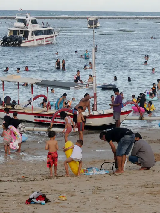 <p>Wisatawan beraktifitas di kawasan Pantai Sanur, Denpasar, Bali, Senin (2/5/20222). Ribuan wisatawan lokal dari seputar kota Kenpasar dan kota-kota di Pulau Jawa memadati Pantai Sanur untuk mengisi liburan Idul Fitri 1443 H. (merdeka.com/Arie Basuki)</p>