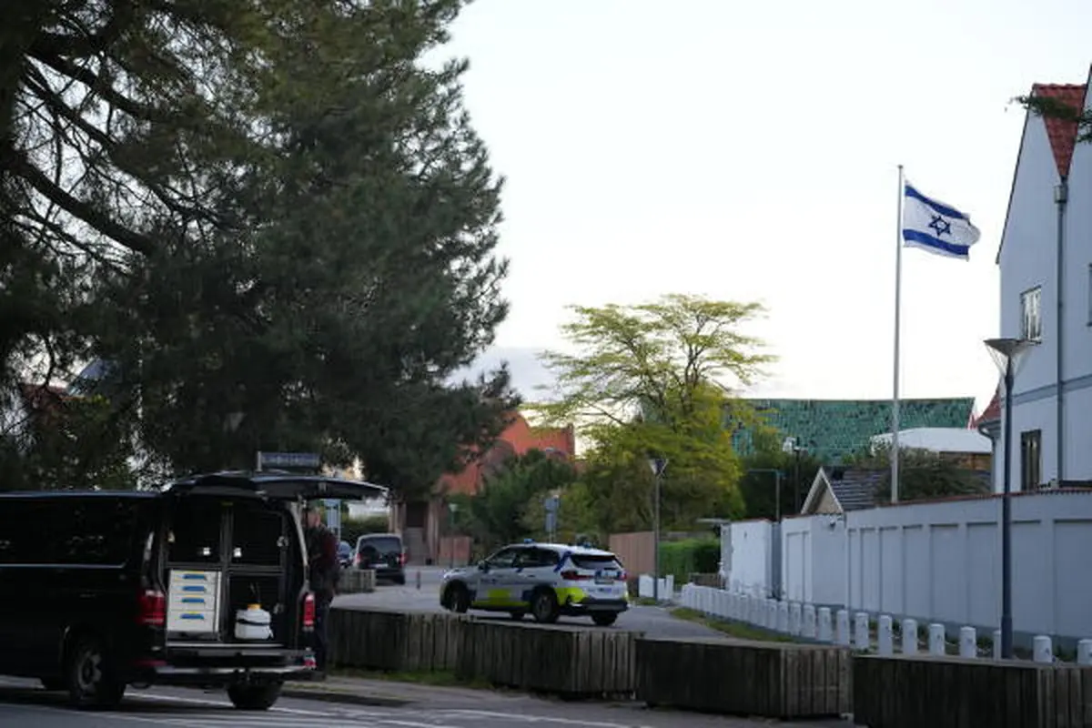 Kendaraan polisi di dekat kedutaan Israel di Kopenhagen, Denmark saat polisi menyelidiki dua ledakan di dekat lokasi tersebut, pada 2 Oktober 2024. (Emil Helms/AP)