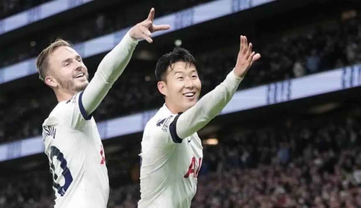 Pemain Tottenham Hotspur, Son Heung-min dan James Maddison merayakan gol ke gawang Fulham pada laga Liga Inggris di Stadion Tottenham Hotspur, Selasa (24/10/2023). (AP Photo/Kin Cheung)