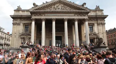 Suasana keramaian warga yang ingin melihat parade Zinneke di pusat kota Brussels, Belgia, (22/5). Parade Zinneke merupakan parade seni yang ditampilkan oleh seniman-seniman di daerah Brussels dan sekitarnya. (Arie Asona)