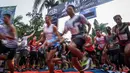 Sebanyak 93 peserta kelas Master mengawali lomba dari Stasiun Ambarawa. Kemenparekraf (Kementerian Pariwisata dan Ekonomi Kreatif), Sandiaga Uno (kiri) dan Walikota Bogor, Bima Arya ditunjuk menjadi pengibar bendera dan selanjutnya ikut berlari di rombongan ketiga. (Bola.com/Bagaskara Lazuardi)