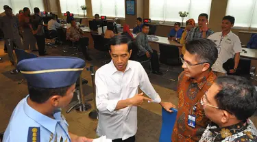 Presiden Jokowi melakukan inspeksi mendadak ke kantor Badan Koordinasi Penanaman Modal, Jakarta, Selasa (28/10/14). (Rumgapres/Agus Suparto)