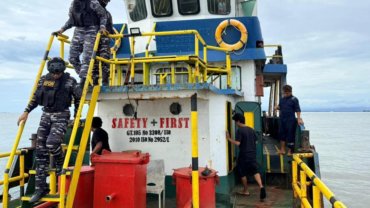 FOTO: TNI AL Amankan Dua Kapal Terkait Dugaan Distribusi BBM Ilegal di Makassar
