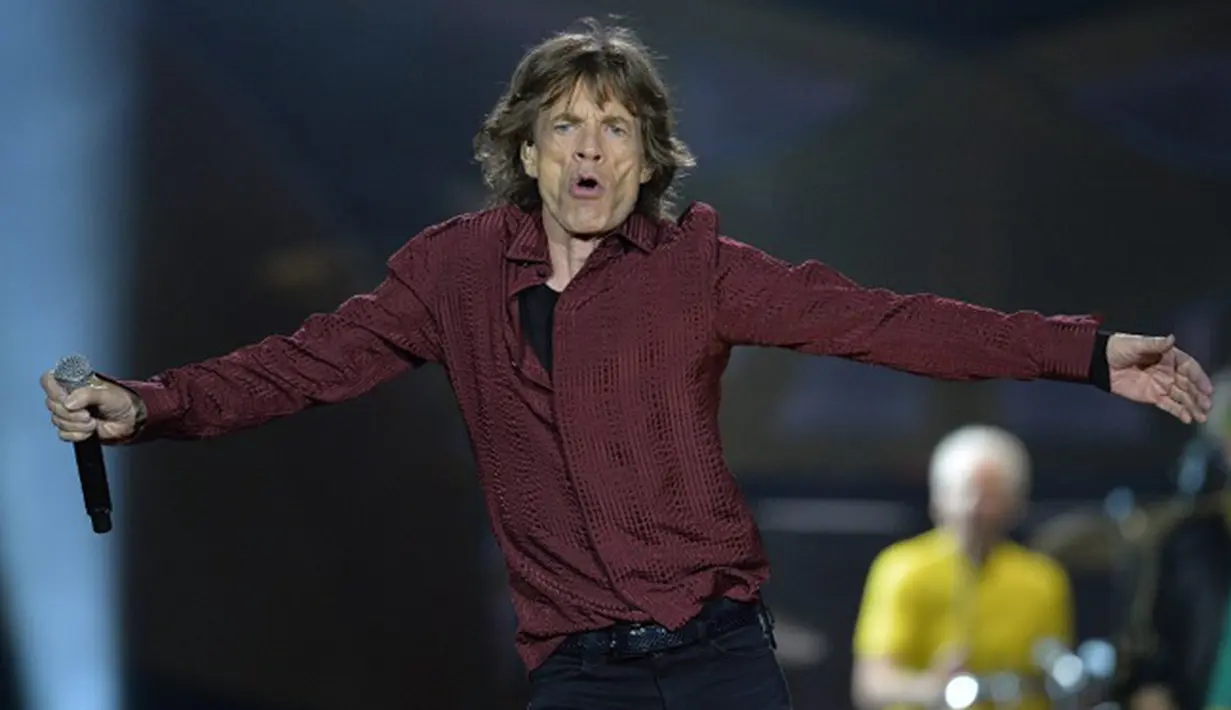 Band yang usianya sudah mencapai setengah abad ini tetap menghentak penggemarnya di setiap pertunjukkan mereka.Foto diambil saat konser di Swedia, Juli 2014. (AFP Photo/Anders Wiklund)