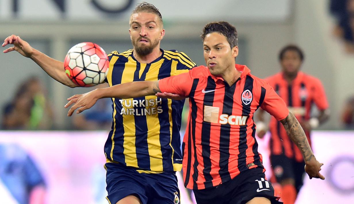 Marlos (kanan) baru saja keluar dari Shakhtar Donetsk dengan status bebas transfer per 1 Januari 2022 lalu. Padahal ia berjasa menyumbangkan 4 trofi liga Ukraina, 4 trofi Piala Ukraina, dan 4 Piala Super Ukraina bersama klub yang berjuluk Miners tersebut. (AFP/Sergei Supinsky)