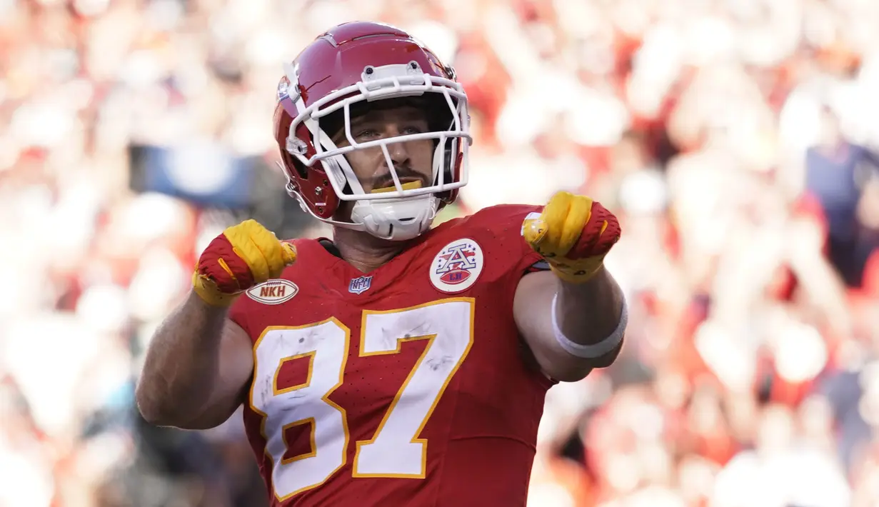 Pemain Kansas City Chief, Travis Kelce melakukan selebrasi setelah mencetak angka pada laga National Football League (NFL) melawan Chicago Bears di Arrowhead Stadium, Kansas, Misouri, Amerika Serikat pada Minggu (24/09/2023) waktu setempat. Laga dimenangkan oleh Kansas City Chief dengan skor 41-10. (AFP/Getty Images/Jason Hanna)