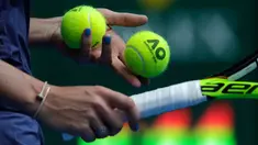 Tangan dengan cat kuku biru milik petenis Denmark, Caroline Wozniacki saat bertanding menghadapi petenis Slovakia Magdalena Rybarikova pada gelaran turnamen tenis Australia Terbuka 2018 di Melbourne, Minggu (21/1).  (AP Photo / Dita Alangkara)