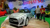 Pengunjung melihat-lihat produk terbaru Daihatsu Copen yang dipamerkan di Jakarta Auto Show 2015, Rabu (28/10/2015). Jakarta Auto Show 2015 berlangsung pada 28 Oktober hingga 1 November 2015. (Liputan6.com/Helmi Fithriansyah)