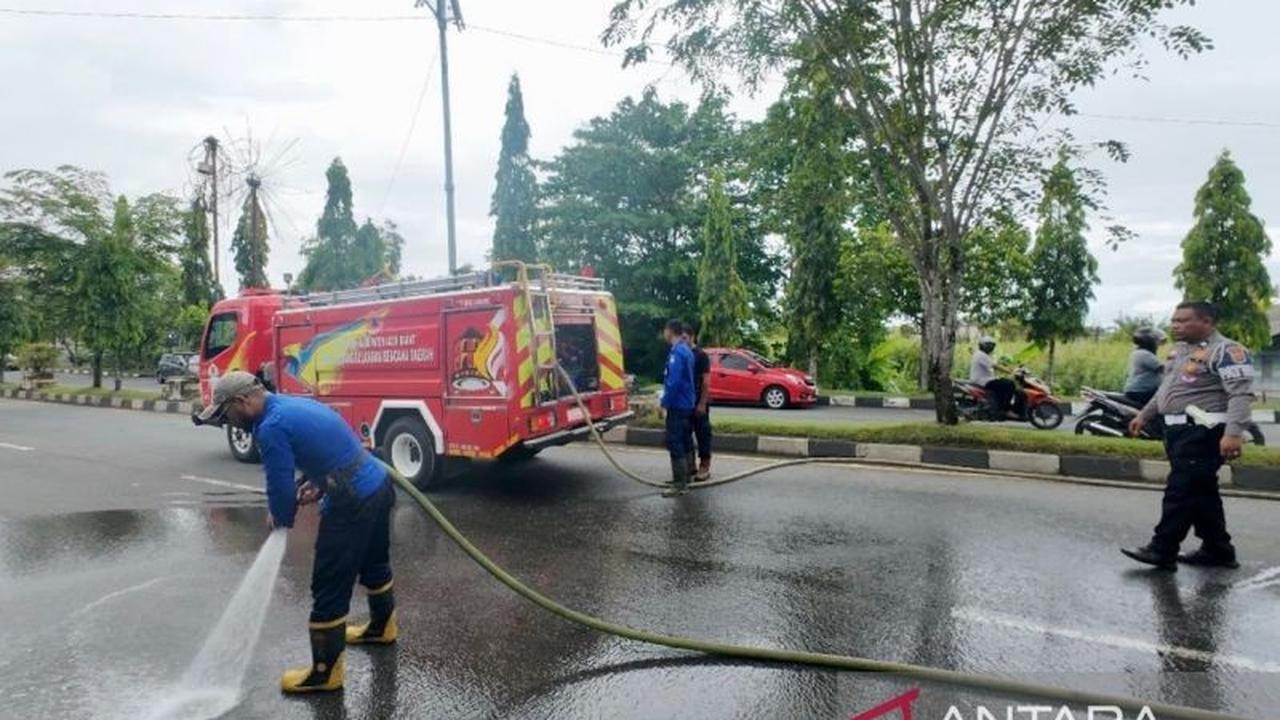 Tahukah Anda? BPBD Aceh Barat Sigap Lakukan Pembersihan Tumpahan Solar di Jalan, Cegah Kecelakaan Beruntun