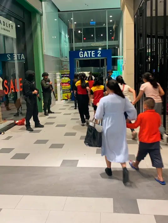 Orang-orang berlarian menuju pintu keluar mal Terminal 21 Korat saat terjadi penembakan di Nakhon Ratchasima, Thailand, Minggu (9/2/2020). Pelaku seorang perwira militer junior yang diidentifikasi sebagai Sersan Mayor Jakrapanth Thomma. (Crime Suppression Division of The Royal Thai Police via AP)