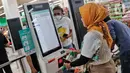 Pengunjung melakukan transaksi secara digital di toko digital Scan and Go, CBD Ciledug, Tangerang, Banten, Rabu (8/3/2023). Sejumlah sektor usaha yakni ritel, makanan minuman, dan fesyen diprediksi bakal melonjak saat momen Ramadan tahun ini. (Liputan6.com/Angga Yuniar)