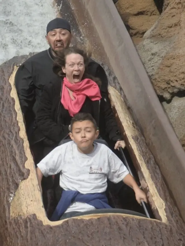 7 Potret Kocak Orang Naik Roller Coaster Ini Bikin Geleng Kepala