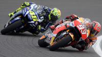 Pebalap Movistar Yamaha, Valentino Rossi (kiri), membayangi pebalap Repsol Honda, Marc Marquez, dalam balapan MotoGP Argentina di Sirkuit Autodromo Termas de Rio Hondo, Senin (4/4/2016) dini hari WIB. (AFP/Juan Mabromata)